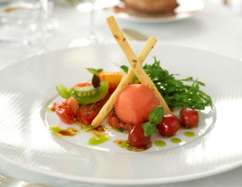 Medley van seizoensgebonden tomaten met basilicum en Verfrissende sorbet, rucola Bladeren besprenkeld met sherry-azijn - Alain Roux