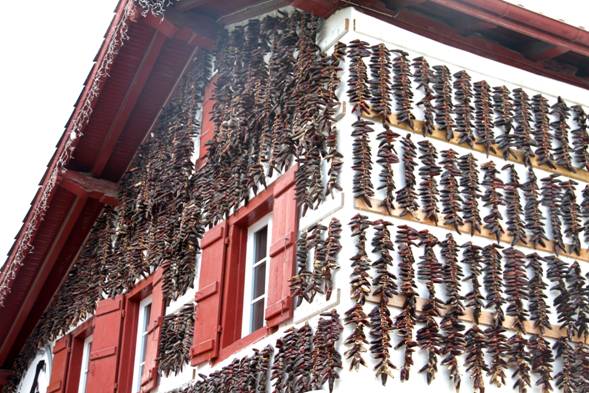 Traditionele droging Espelette peper aan de gevels van de Baskische huizen, gastropedia